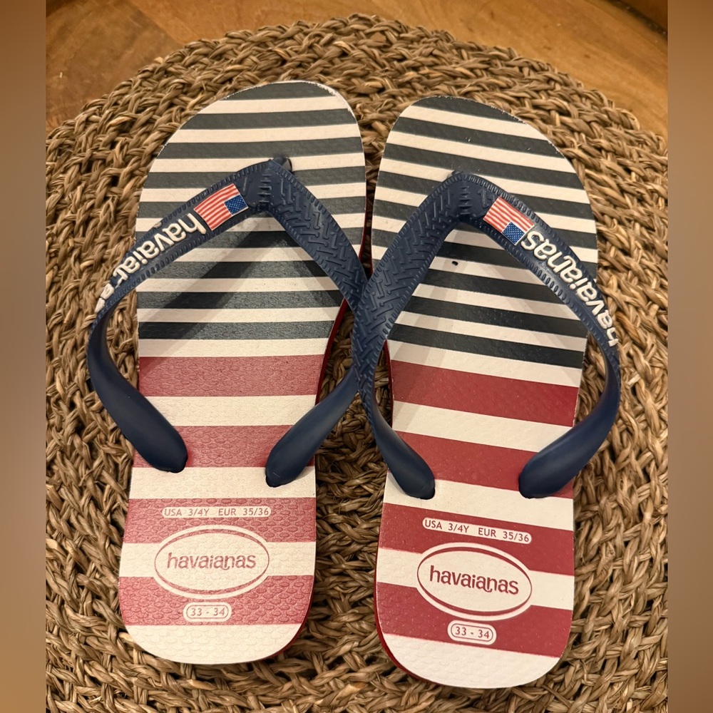 EUC Youth 3/4 Havaianas Red, white, and blue Striped Sandals